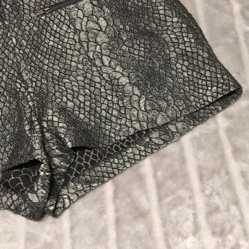 Marshall’s “sans souci” Snake Skin Shorts - Picture 3 of 3